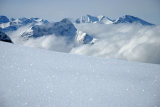 Blick auf die umliegenden Berge Fronalpstock Schneeschuhwandern