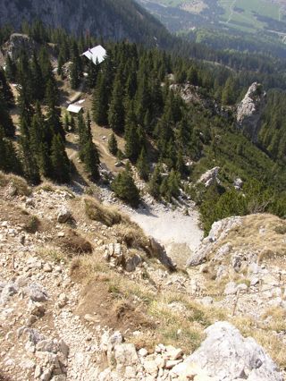 Aufstieg zum Säuling: Blick nach unten - Fallen nicht empfohlen