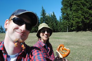 Brezelpicknick auf Frühlingswiese