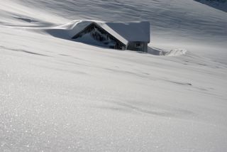 Eingeschneite Hütte