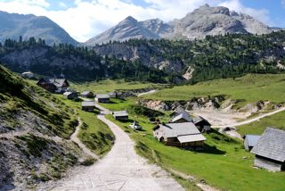 Fodara Vedla - idyllisches Almdorf Naturpark Fanes Sennes Prags