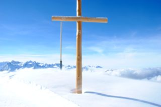 Gipfelkreuz Fronalpstock Schneeschuhwandern