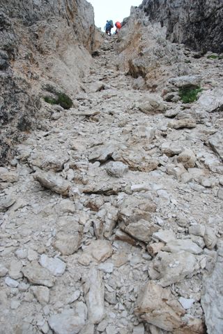 Kleine Kraxeleinheit durch eine felsige Rinne
