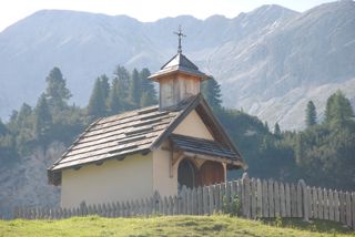 Kleines Kapellchen bei Fodara Vedla Naturpark Fanes Sennes Prags