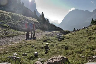 Zwei Wanderer wandeln über die Fanesalm