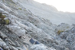 Tritte und Seile machen den Aufstieg einfach