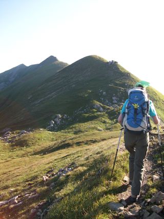 Unterwegs mit Rucksack beim Wandern