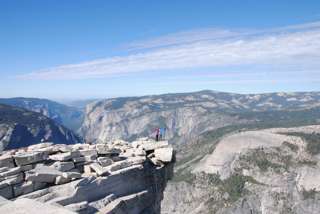 Familie Mufflon auf dem Felsvorsprung am Half Dome