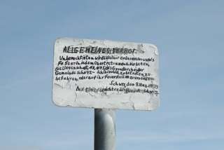 Handgemaltes Verbotsschild am Hochstuckli