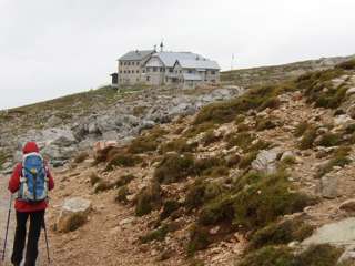 Feuchtfröhliche Ankunft am Schlernhaus