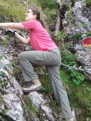 Gelbe Wand: BabyMufflon übt sich als Bergziege