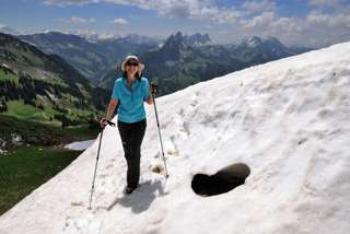 Ein letztes Schneefeld bei der Wanderung auf den Garten