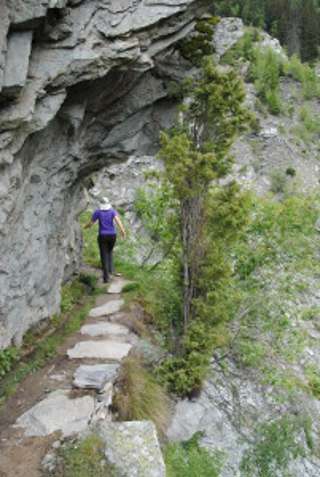 Schmaler Weg entlang der Suonen im Baltschiedertal