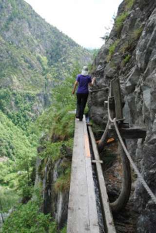 Über einen Kännel - Erinnerungen an den geliebten Schwebebalken werden wach. Baltschiedertal