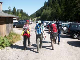 Es geht los! Aufbruch zur Fiderepasshütte an der Talstation der Fellhornbahn 