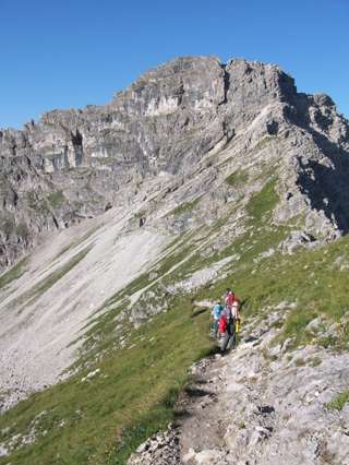 Rechts hoch geht's zum Mindelheimer Klettersteig, links runter zum Krumbacher Höhenweg