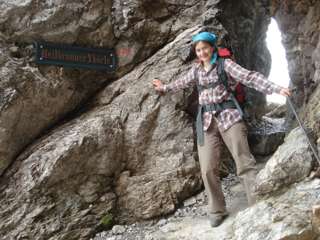 Sabine durchquert das Heilbronner Törle am Heilbronner Weg