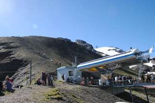 Jeder will ein Snickers an der Station Stand