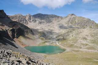 Lädt zum Pausieren ein: der Laj da Diavolezza beim Aufstieg zum Munt Pers