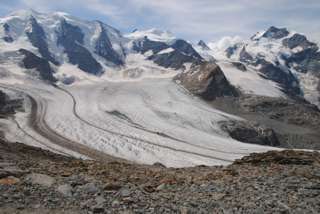 Aussicht vom Munt Pers auf den Festsaal der Alpen: Piz Bernina (rechts) und Piz Palü (links)