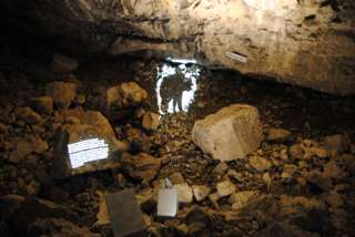 Bär in der Wildkirchlihöhle - zum Glück nur ein Schatten seiner selbst