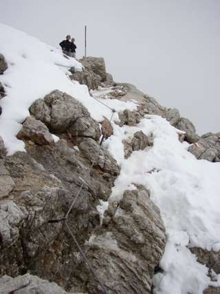 Schnee im Aufstieg zum Piz Boè - bei diesen Verhältnissen sollte man nur weitergehen, wenn man entsprechend ausgerüstet und den Anforderungen gewachsen ist