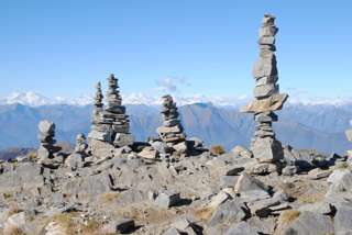 Jede Menge Steinmannl - der Gipfel des Monte Tamaro ist nicht zu verfehlen