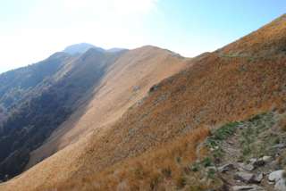 Über einen langen Bergrücken geht es durch die Herbstsonne dem Monte Lema entgegen
