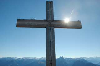 Strahlende Sonne am Gipfel des Mattstock