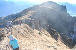 Ein gut ausgebauter Weg führt über den Kamm vom Gemmenalphorn über den Burgfeldstand zum Niederhorn