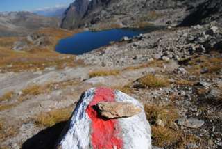 Und dort unten wartet schon die nächste Pause auf uns - am Distelsee unterhalb des Brudelhorn