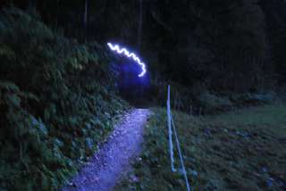 Es wird langsam dunkel - ein Licht huscht des Wegs