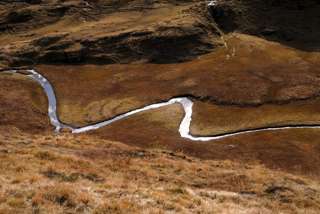 Der Milibach schlängelt sich vom Bachalpsee runter ins Tal