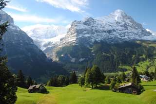 So sieht's im Sommer aus: Eiger und Blick auf den unteren Grindelwaldgletscher