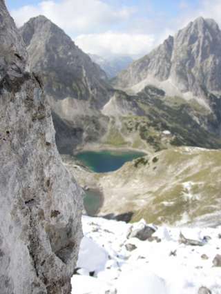 Der Drachensee und die Coburger Hütte von oben