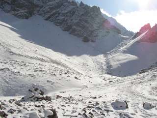Abstieg durchs Tajatörl - auf dieser Seite liegt noch mehr Schnee