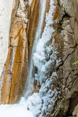 Eiszapfen glitzern um die Wette an den Burgfällen