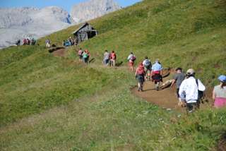 Völkerwanderung beim Start des August-Schuster-Wegs. Keine Angst - die Menschenmassen verlaufen sich mit der Zeit.