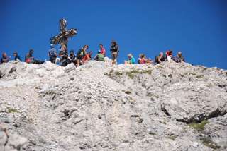 Da ist was los auf dem Gipfel! Freuden der Bergeinsamkeit sucht man auf dem Plattkofel vergeblich.