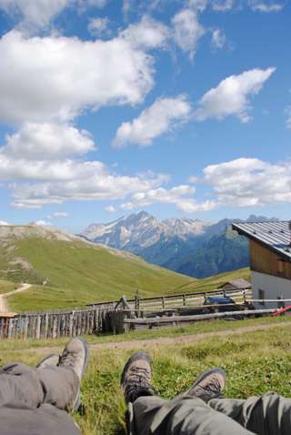 Nach der Arbeit das Vergnügen - in der Sonne liegen und schlummern vor der Plattkofelhütte