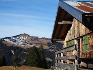 Heimelige Hütten auf der Alpe Burg. Um diese Jahreszeit tummelt sich hier keine Menschenseele.