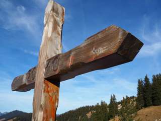Ein Kreuz jenseits des Gipfels in der Alpsiedlung Vorderi Wispile
