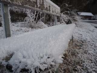 Tausend Eisnadeln zieren die Gsteiger Sitzbänke. Wer mag sich setzen?