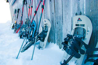 Schneeschuhdepot vor der Hütte