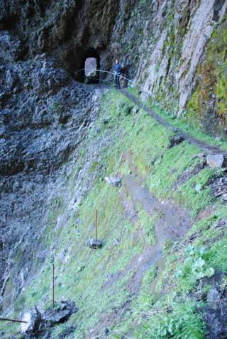Madeira - Bergweg am Abgrund, die Seilsicherungen sind teiweilse abgerutscht