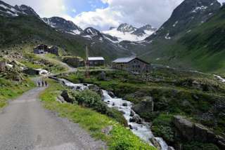 Jamtal-Hütte mit Gletscher und schneebedeckte Berge