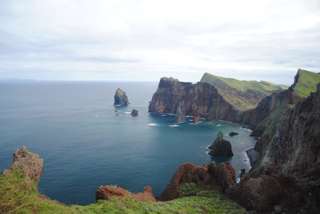 Madeira Küste rote Felsen blaues Meer