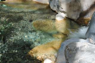 Bach durch die Samaria Schlucht