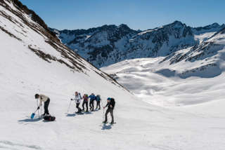 Die Sitzbänke werden gegraben