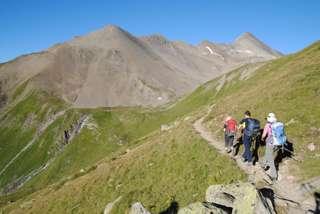 Kesch-Trek: Wanderer auf dem Weg von der Chamanna d'Es-cha zum Albulapass mit Piz Blaisun